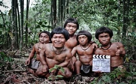 Suku huaorani  Desa Puerto Esperanza, yang secara langsung diterjemahkan sebagai ‘Pelabuhan Harapan’, terletak di Amazonas Kolombia, tiga jam perjalanan dengan perahu dari